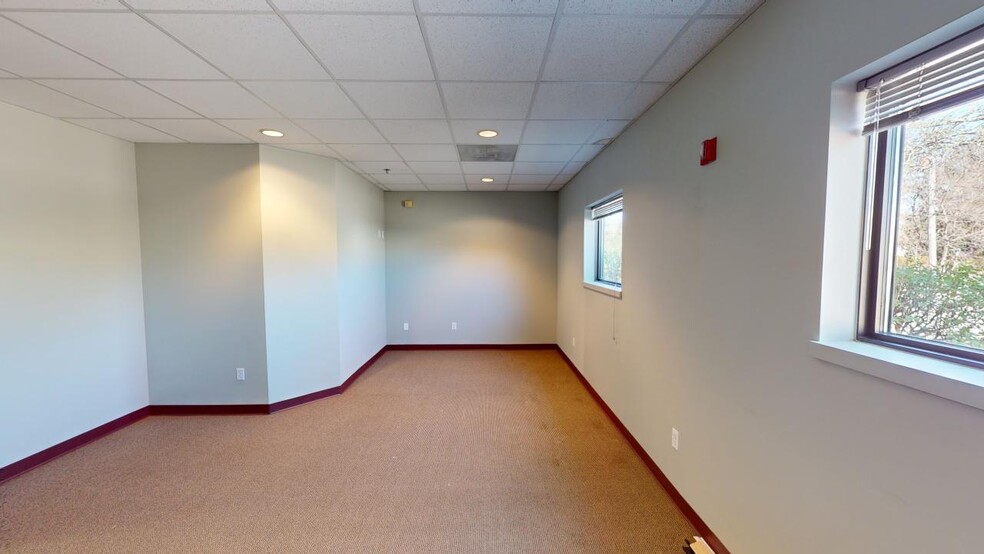 725 W Fabyan Pky, Batavia, IL for lease - Interior Photo - Image 3 of 29