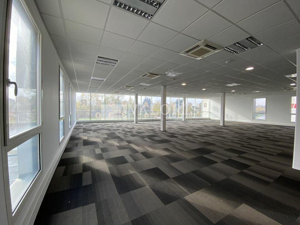 11 Rue Aimé Cotton, Saint-Priest for lease Interior Photo- Image 1 of 6