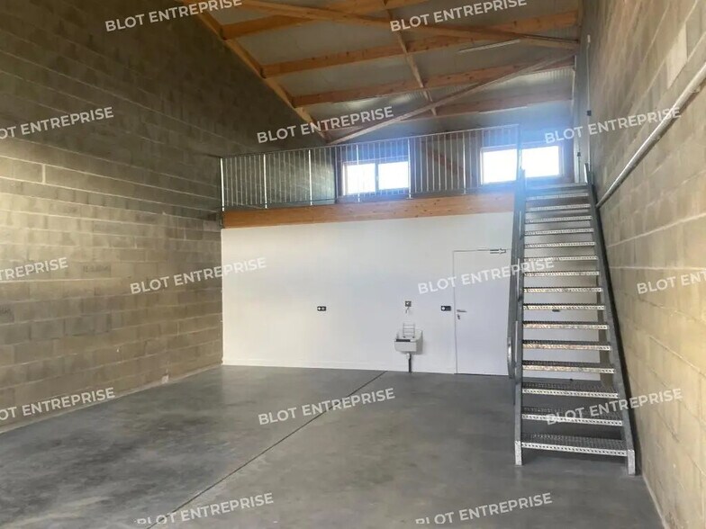 Flex in Couëron for lease - Interior Photo - Image 3 of 5