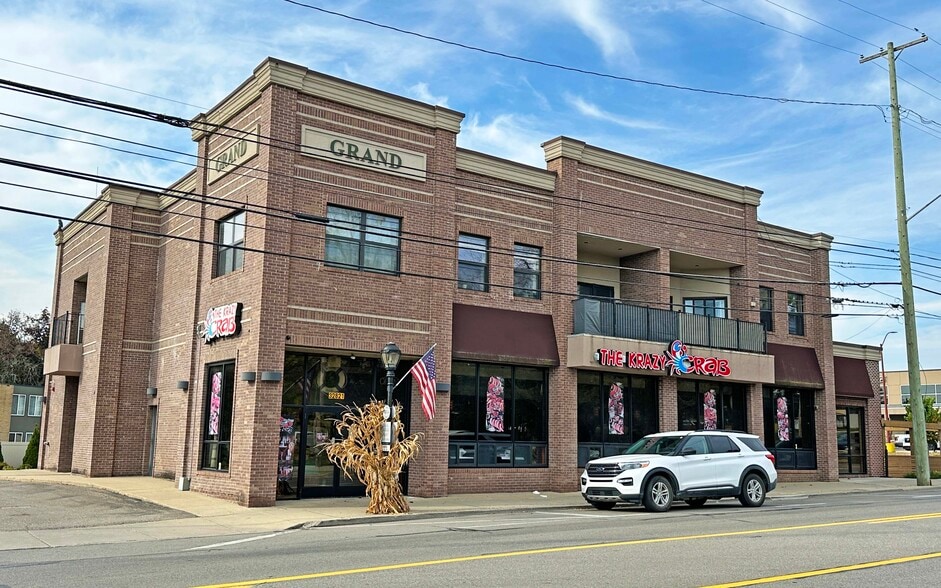 32821 Grand River Ave, Farmington Hills, MI for lease - Building Photo - Image 3 of 13