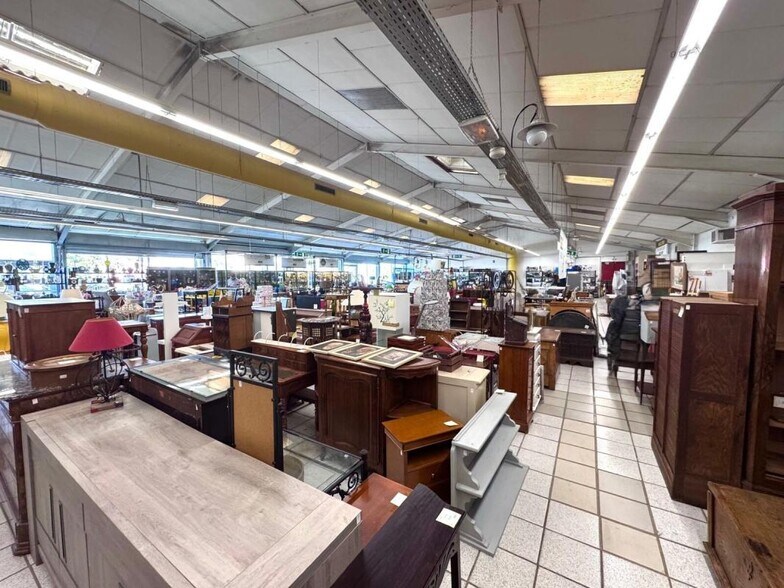 Retail in Grigny for sale - Interior Photo - Image 2 of 7