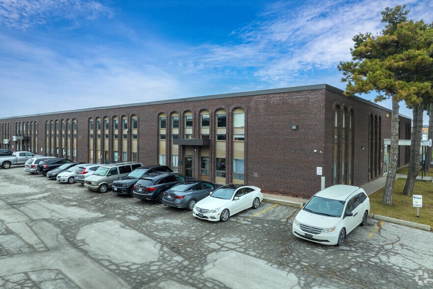 4480 Chesswood Dr, Toronto, ON for lease - Building Photo - Image 2 of 4