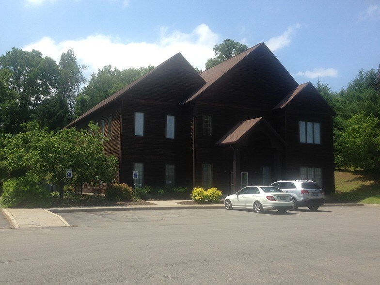 4 Chelsea Pl, Clifton Park, NY for sale - Building Photo - Image 1 of 1