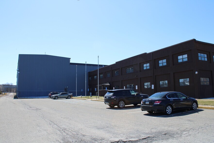 101 Carleton Ave, Hazleton, PA for lease - Primary Photo - Image 1 of 18