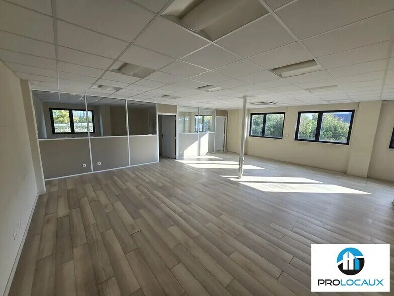 Flex in Camon for lease - Interior Photo - Image 3 of 5