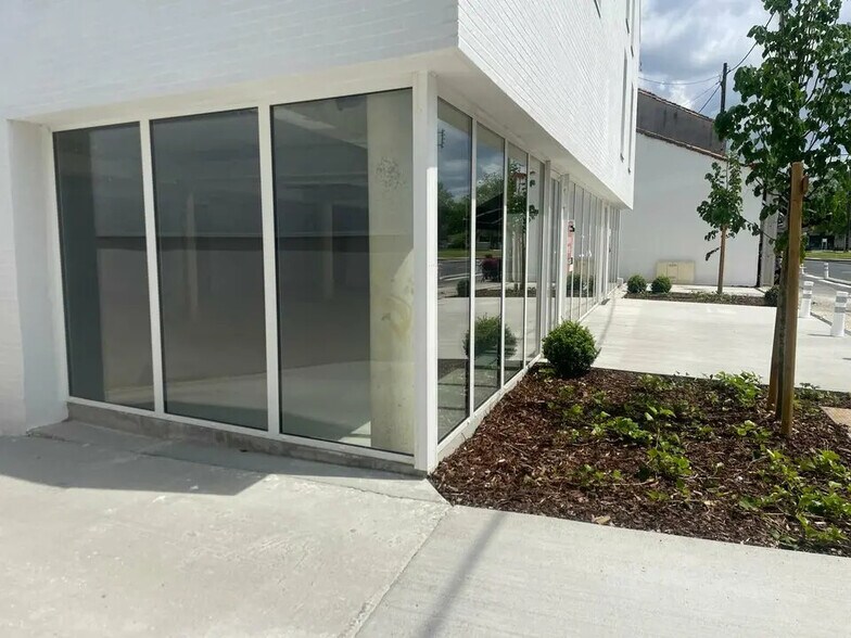 Retail in Bordeaux for lease - Building Photo - Image 1 of 8