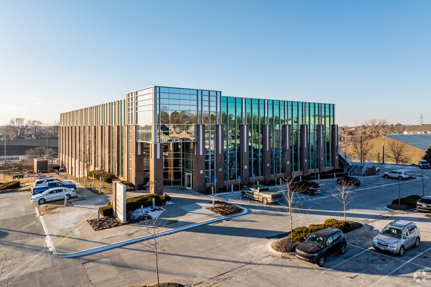 1120 N 103rd Plz, Omaha, NE for sale - Primary Photo - Image 1 of 1