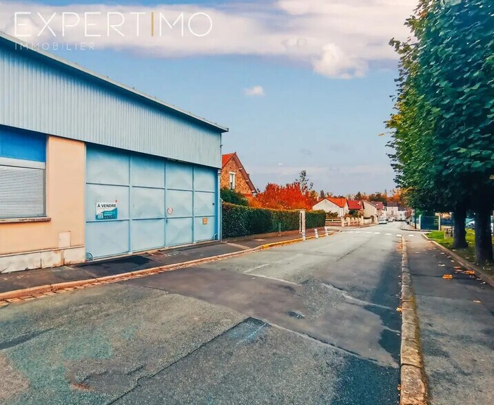 Industrial in Lardy for sale - Building Photo - Image 2 of 7