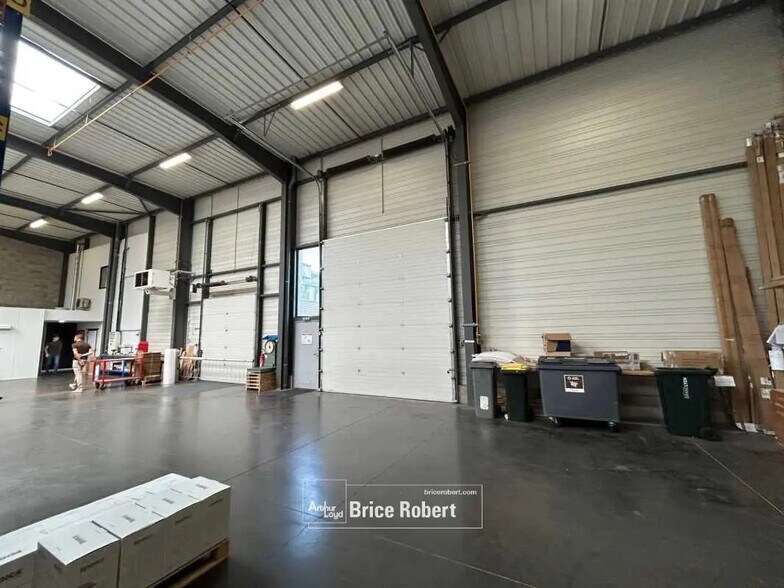 Office in Saint-Priest for lease - Interior Photo - Image 3 of 6