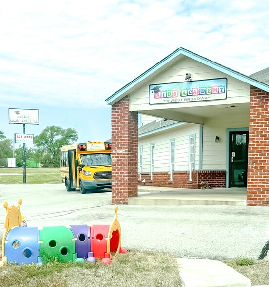 710 W Broadway St, Collinsville, OK for sale - Primary Photo - Image 1 of 58
