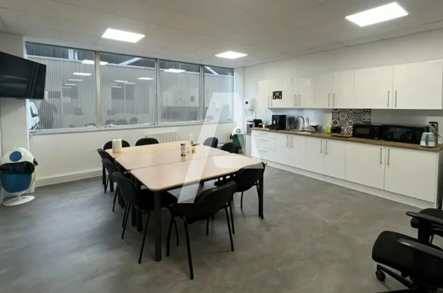 Flex in Les Ulis for lease - Building Photo - Image 1 of 7