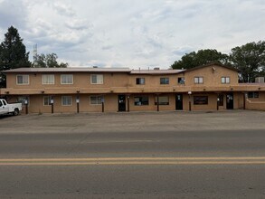 125 Camino de la Merced, Taos, NM for lease Interior Photo- Image 1 of 7