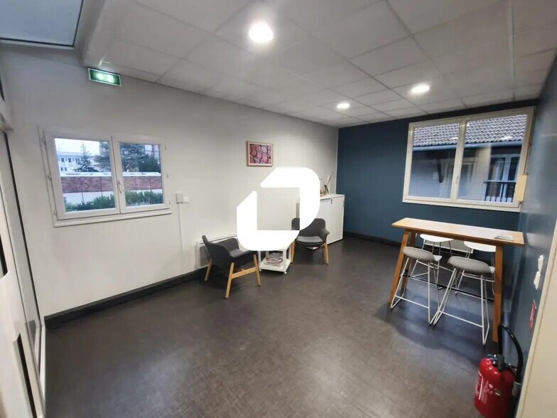 Flex in Alfortville for lease - Interior Photo - Image 2 of 7