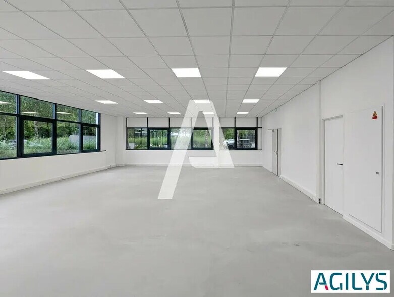 Flex in Saclay for lease - Building Photo - Image 3 of 12