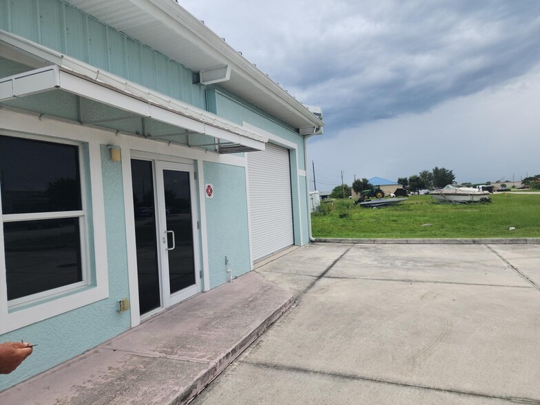 1007 NE 7th Ter, Cape Coral, FL for sale - Building Photo - Image 3 of 10
