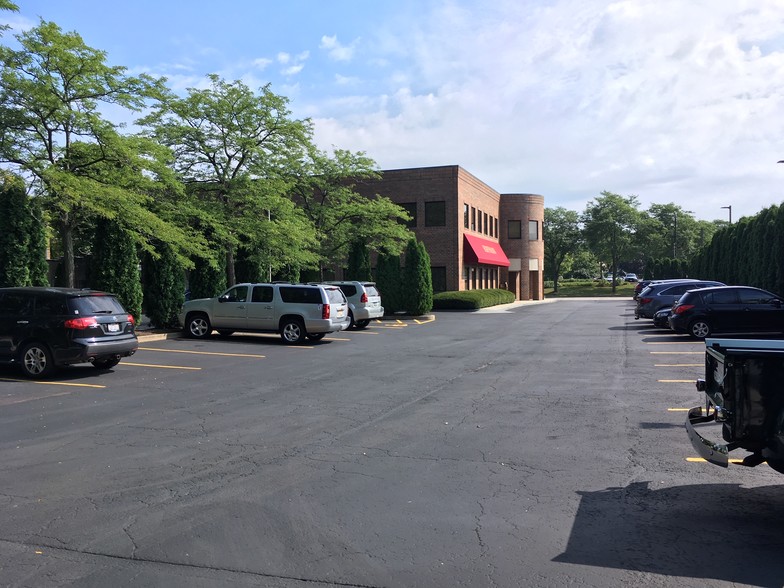 825 Green Bay Rd, Wilmette, IL for lease - Building Photo - Image 2 of 3