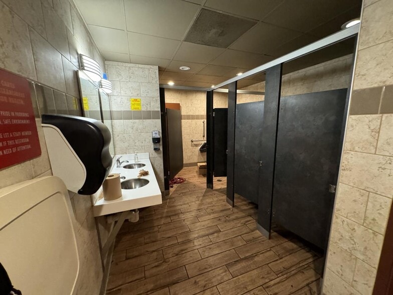 4111 Timberlake Dr, Pontoon Beach, IL for lease - Interior Photo - Image 2 of 37