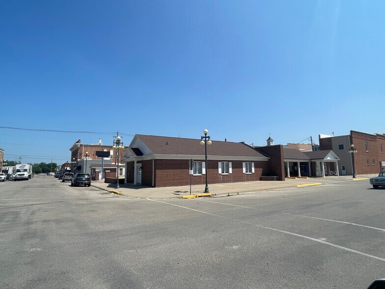 414 A Ave, Vinton, IA 52349 Former Bank & Community Center Vinton
