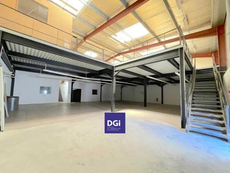 Flex in Nîmes for lease - Interior Photo - Image 2 of 13