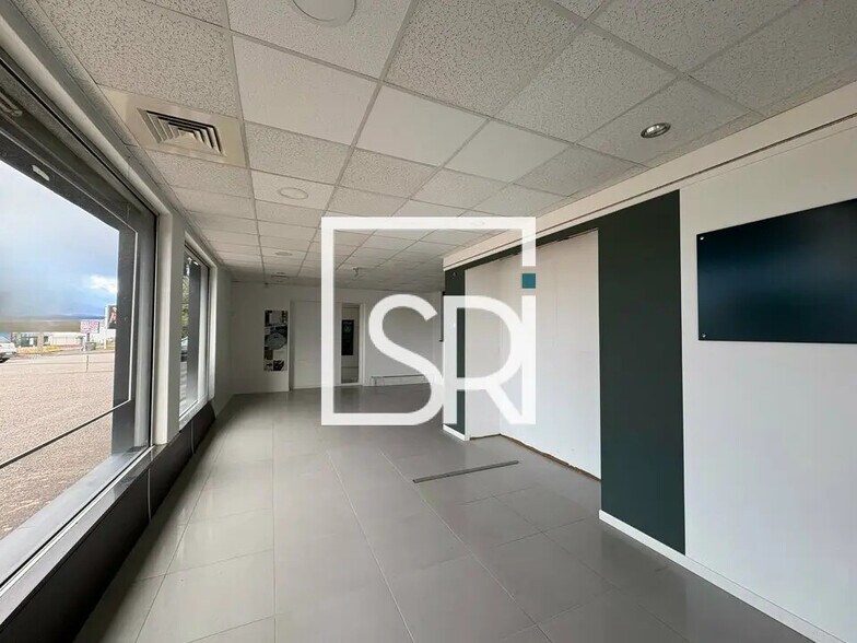 Retail in Cournon-d'Auvergne for lease - Interior Photo - Image 2 of 11