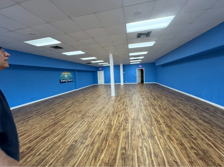 7050 Winkler Rd, Fort Myers, FL for lease - Building Photo - Image 3 of 12
