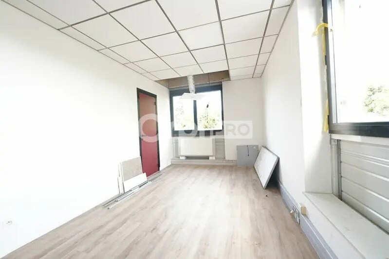 19 Rue De Bretagne, Saint-Quentin-Fallavier for lease - Interior Photo - Image 3 of 7