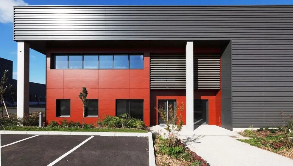 Flex in Gonesse for lease - Building Photo - Image 2 of 8