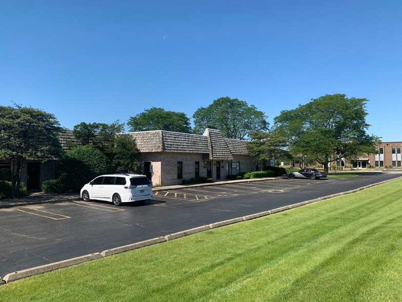 390-402 E St. Charles Rd, Carol Stream, IL for lease - Building Photo - Image 2 of 5