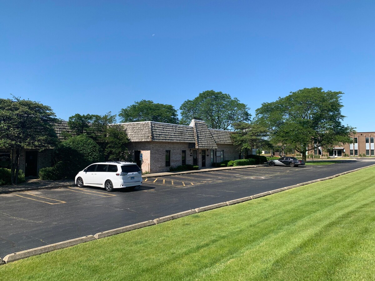 390402 E St. Charles Rd, Carol Stream, IL 60188