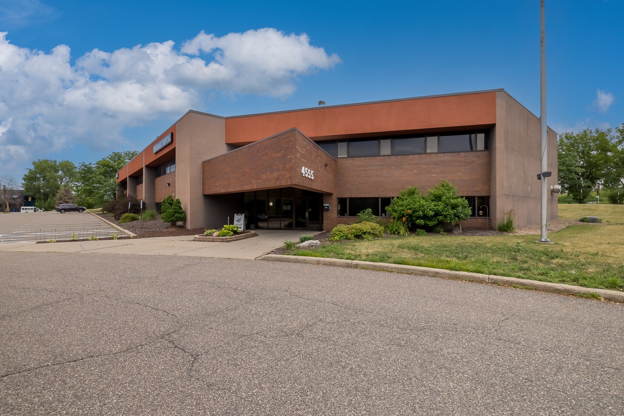 4555 Erin Dr, Eagan, MN for lease Primary Photo- Image 1 of 44