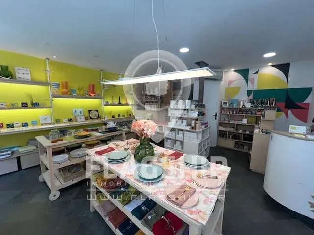 Retail in Paris for lease - Interior Photo - Image 2 of 8