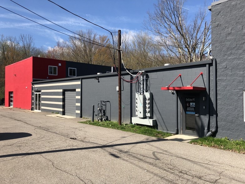 576 Industrial Pky, Chagrin Falls, OH for lease - Building Photo - Image 2 of 8