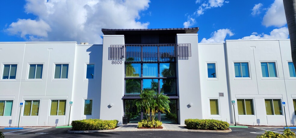 8600 NW 17th St, Doral, FL for lease - Building Photo - Image 1 of 10