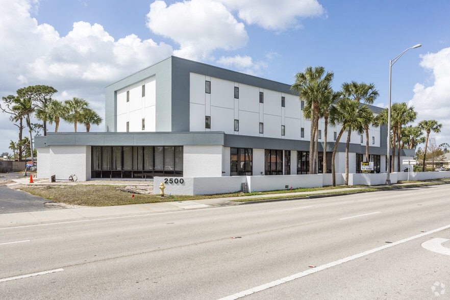 2500 Airport Rd S, Naples, FL for lease - Primary Photo - Image 1 of 5