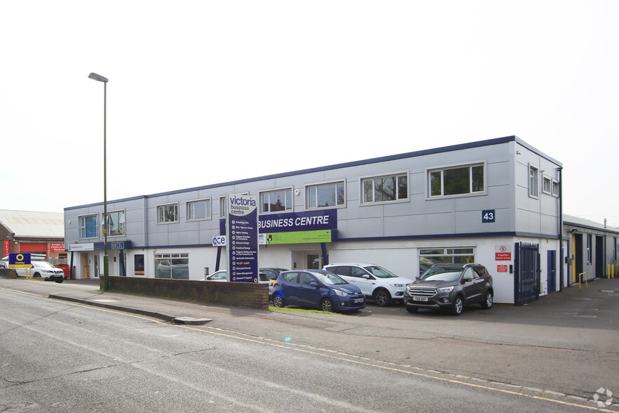 43 Victoria Rd, Burgess Hill for lease - Building Photo - Image 1 of 3