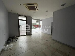 Retail in Saint-Maur-des-Fossés for lease Interior Photo- Image 2 of 4