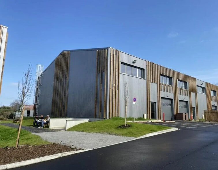 Retail in Pau for lease - Building Photo - Image 1 of 7