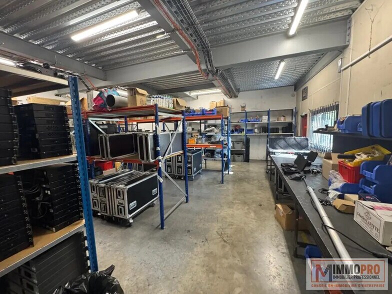 Flex in Vallauris for lease - Building Photo - Image 1 of 4