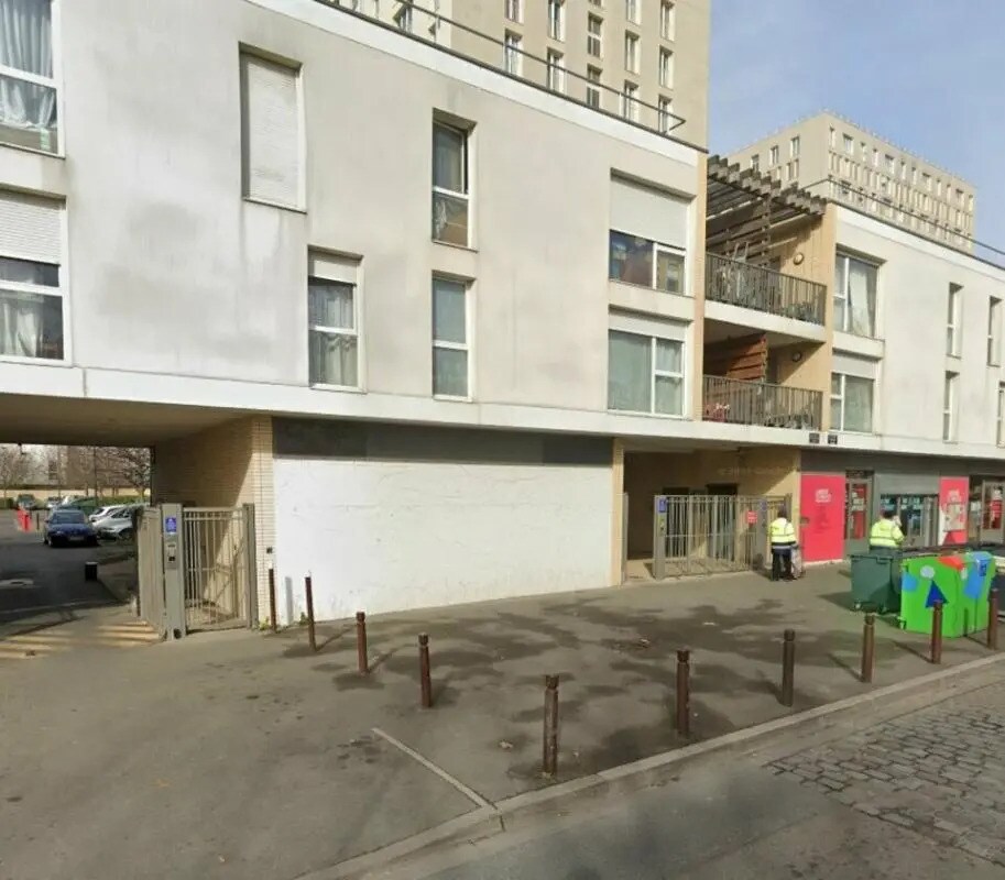 Retail in Stains for lease Building Photo- Image 1 of 5