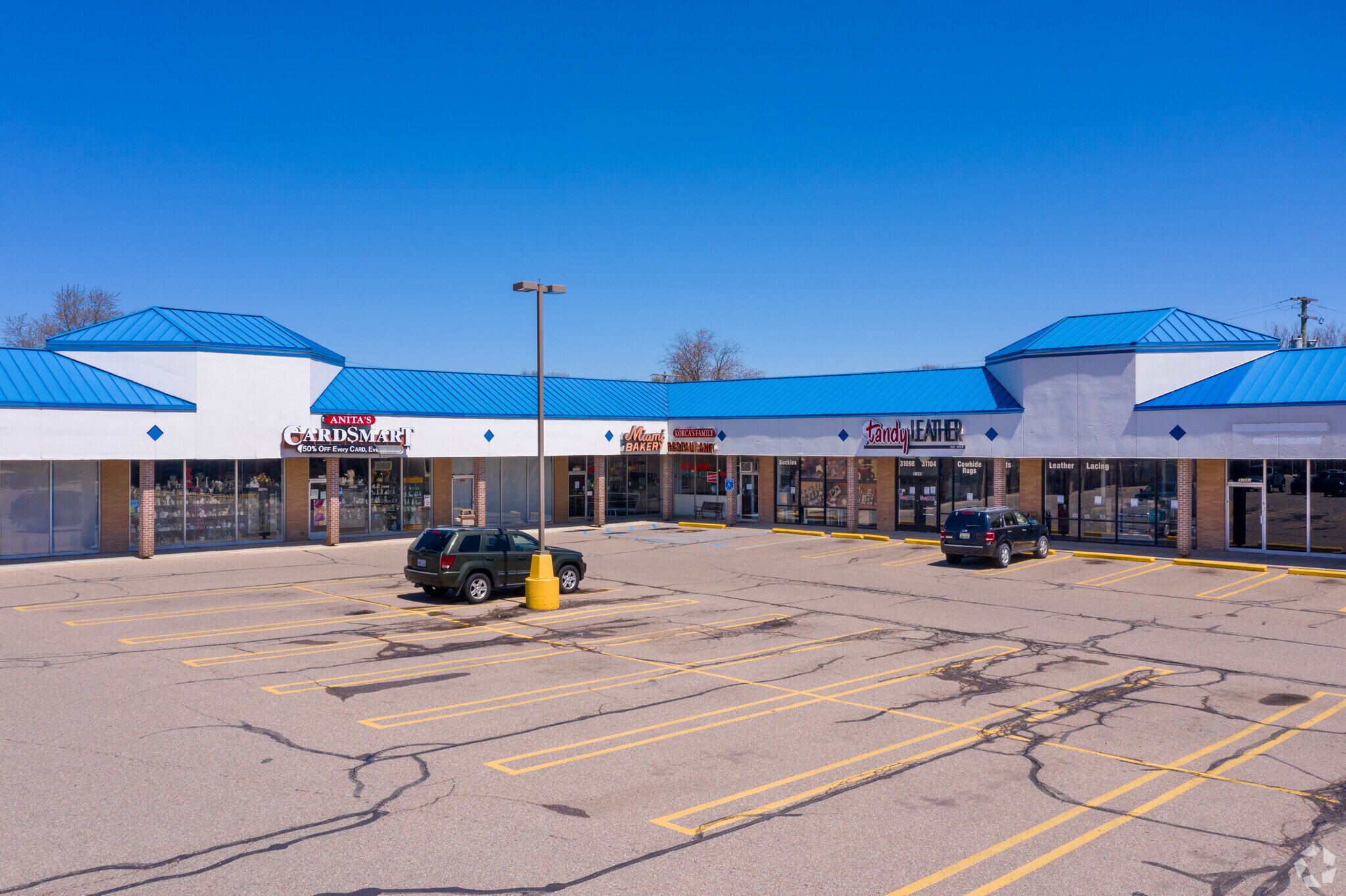 3107231320 5 Mile Rd, Livonia, MI 48154 MerriFive Plaza