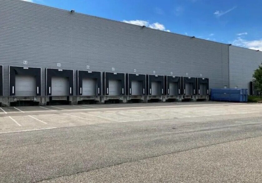 Industrial in Mions for lease - Building Photo - Image 1 of 3