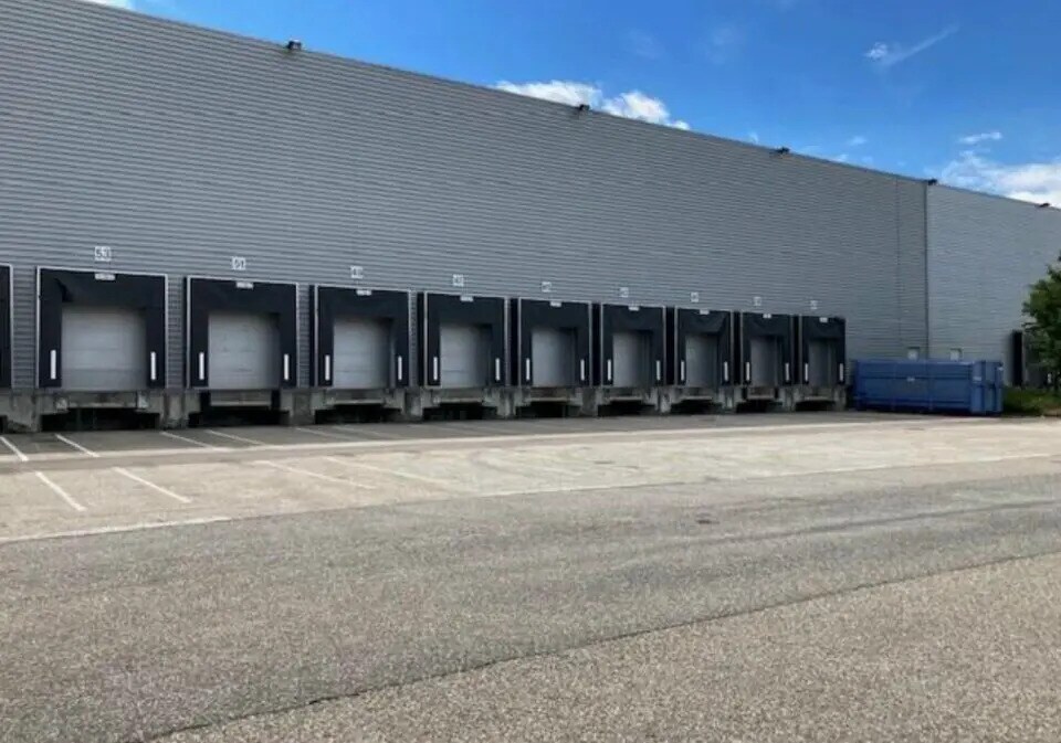 Industrial in Mions for lease Building Photo- Image 1 of 4