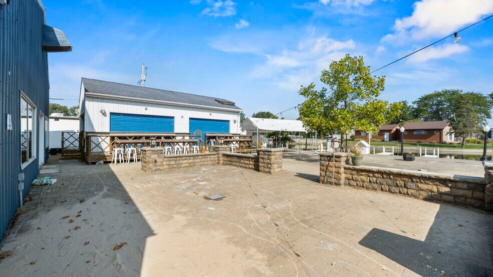 70 EMS T16, Leesburg, IN for sale - Primary Photo - Image 1 of 1