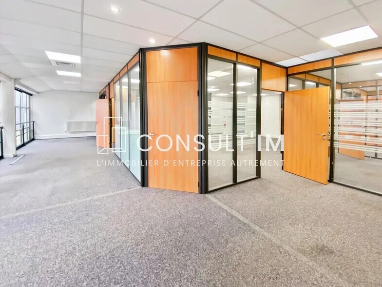 Office in Courbevoie for lease - Building Photo - Image 2 of 9