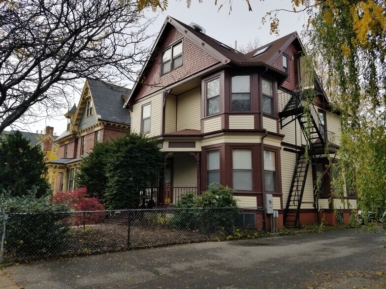 17 Russell St, Somerville, MA for sale - Primary Photo - Image 1 of 1