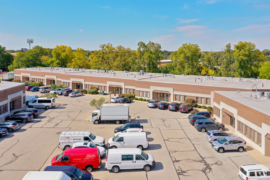 4300 Regency Dr, Glenview, IL for lease - Building Photo - Image 2 of 5