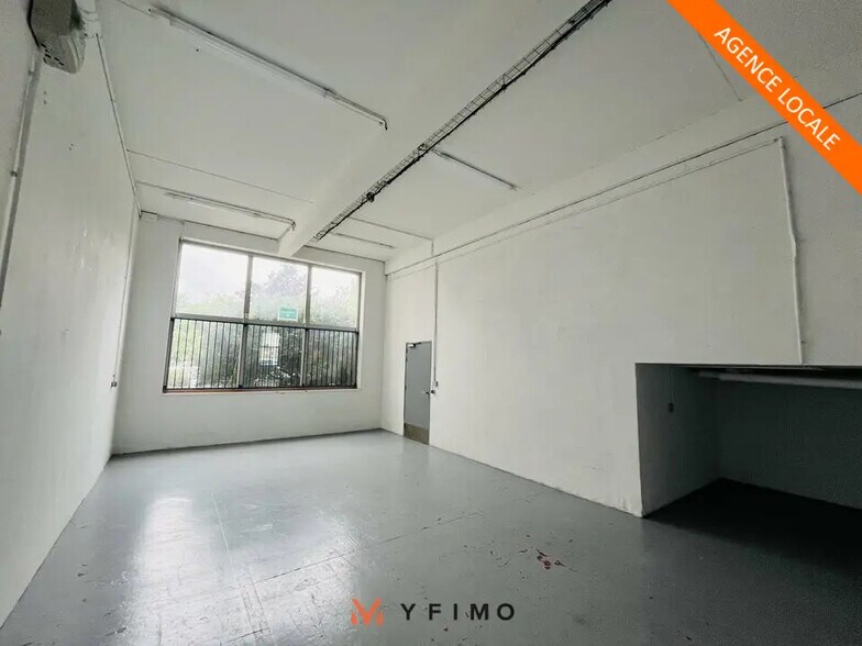 Flex in La Verrière for lease - Interior Photo - Image 1 of 5