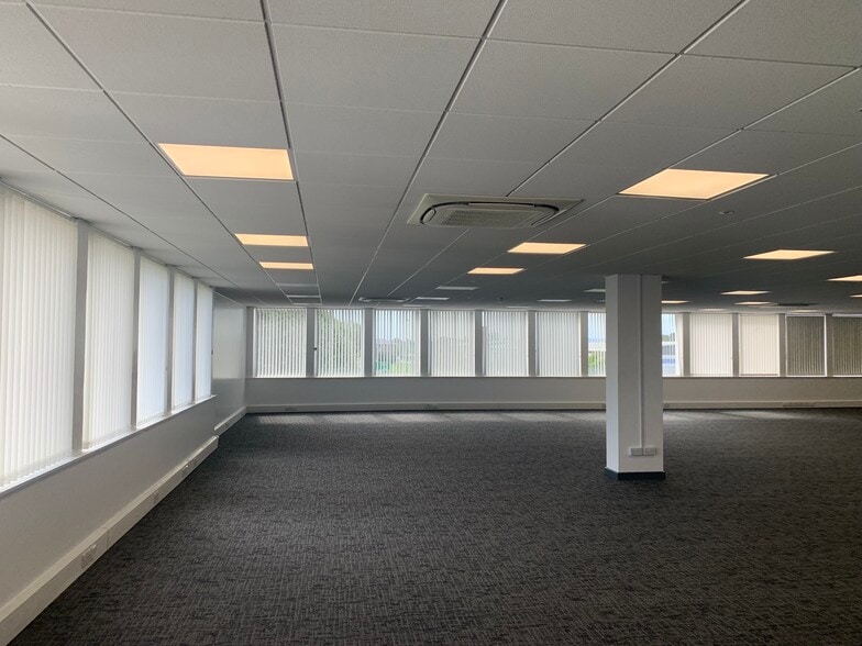 Corinium Ave, Gloucester for lease - Interior Photo - Image 3 of 45