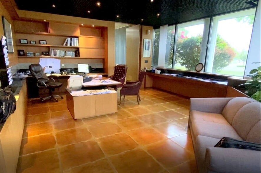 1 Rodeo Dr, Edgewood, NY for lease - Interior Photo - Image 3 of 12