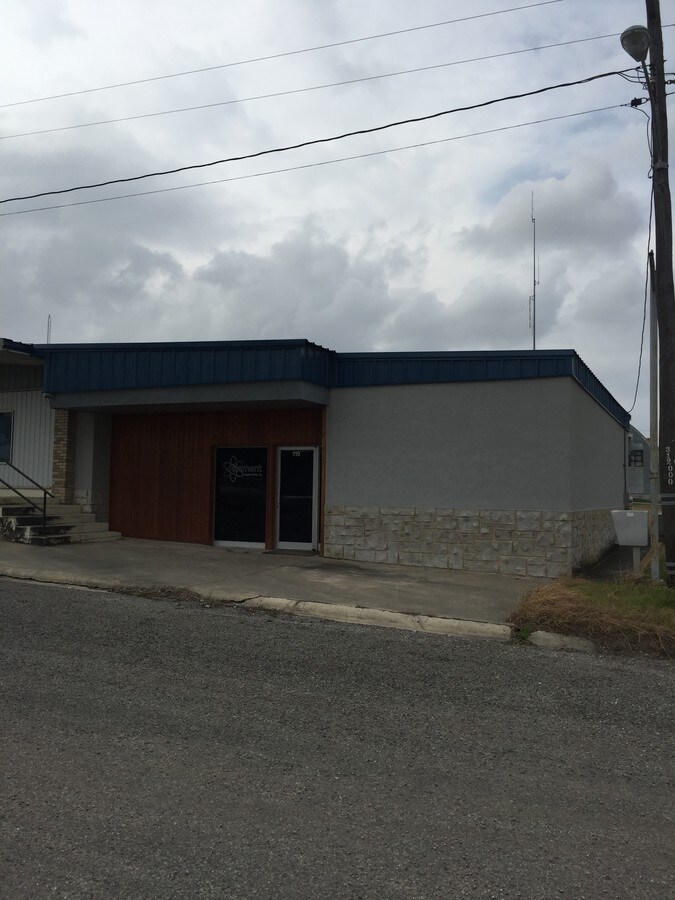 119 N Market St, Karnes City, TX 78118